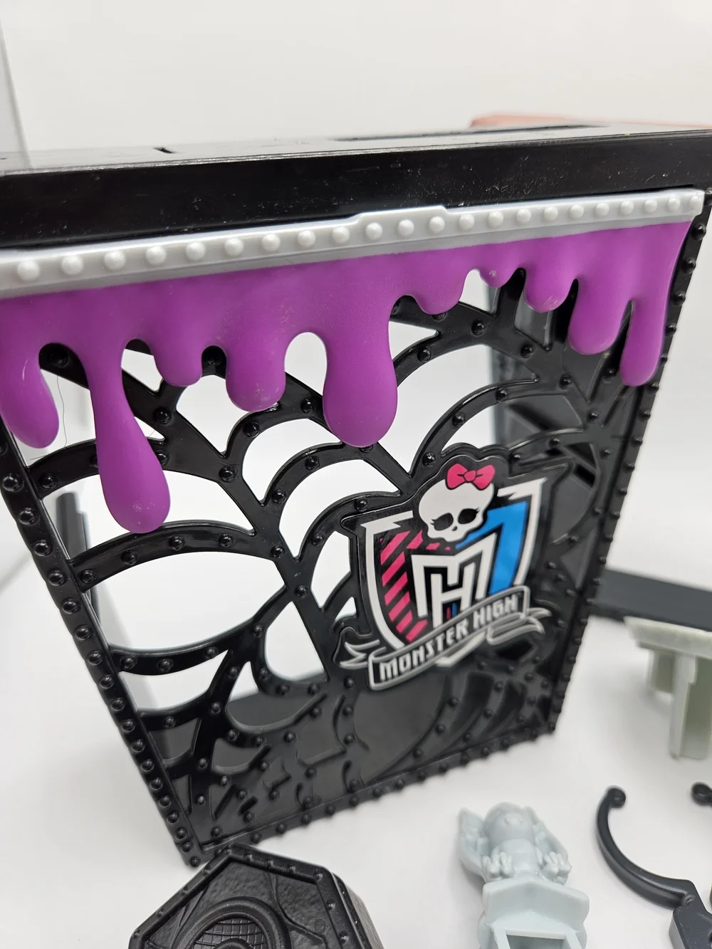 Monster High Deadluxe High School Replacement Part Lot Gargoyles